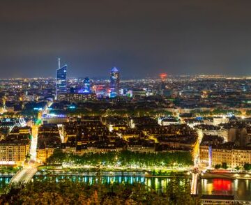 Panorama aérien de la ville de Lyon la nuit depuis Fourvière dans le Rhône, France rooftops lyon visitelyon