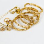 Bijoux en or examinés lors d’une estimation professionnelle pour vendre son or à Lyon.