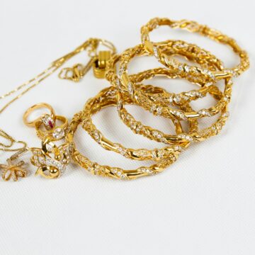 Bijoux en or examinés lors d’une estimation professionnelle pour vendre son or à Lyon.