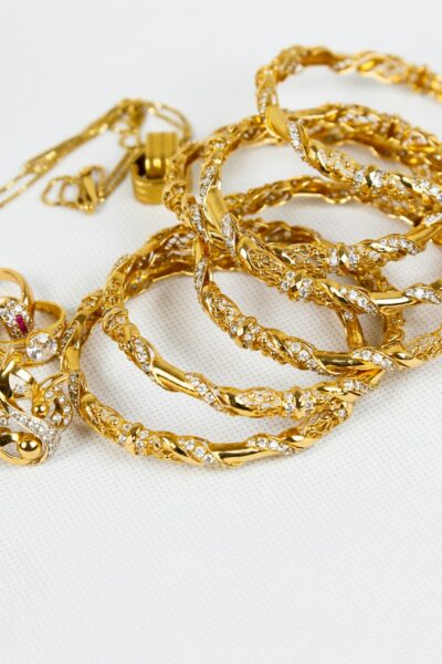 Bijoux en or examinés lors d’une estimation professionnelle pour vendre son or à Lyon.