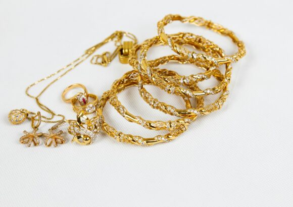 Bijoux en or examinés lors d’une estimation professionnelle pour vendre son or à Lyon.